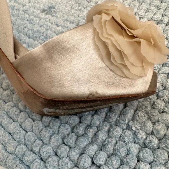 Badgley Mischka Champagne Satin Heels Size 7 - Picture 4 of 7
